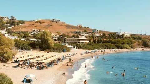 5 παραλίες με ρηχά νερά ιδανικές για οικογενειακές βουτιές