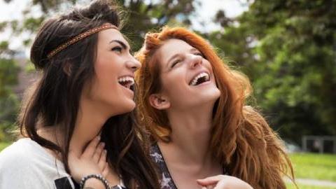 Φιλία είναι να χαίρεσαι να βλέπεις την κολλητή σου να λάμπει από ευτυχία