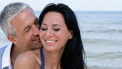 Ο έρως χρόνια δεν κοιτά: 5 λόγοι που μας αρέσουν οι μεγαλύτεροι άντρες!