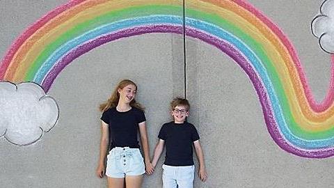 Δυο αδέρφια «ταξιδεύουν» στον κόσμο, ζωγραφίζοντας στην αυλή τους