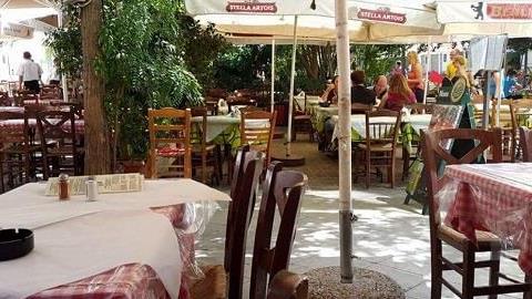 Λαχταριστό σουβλάκι σε δροσερές πλατείες: 7 μέρη για να φάτε ενώ παίζουν τα παιδιά