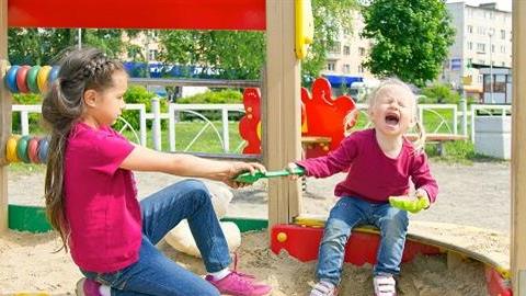 4 ανησυχητικές συμπεριφορές του παιδιού μας, όταν βρίσκεται με άλλα παιδάκια 