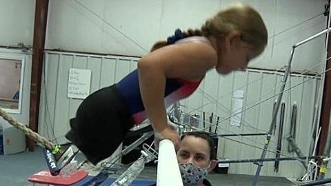 8χρονο κορίτσι χωρίς πόδια ακολουθεί το όνειρό του και γίνεται αθλήτρια γυμναστικής