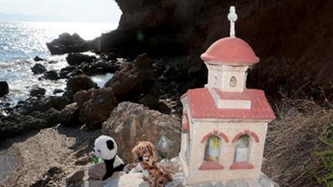 Μάτι: Ο «βράχος της Εβίτας», αφιερωμένος στην 13χρονη που έχασε τη ζωή της στη φωτιά