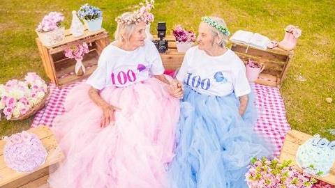 Δίδυμες αδελφές έκλεισαν τα 100 και το γιόρτασαν με μια φανταστική φωτογράφηση!