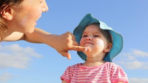 Οι κίνδυνοι της παραλίας και πώς να προστατεύσουμε τα παιδιά μας