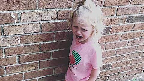 «Μπορεί η κόρη μου να συμπεριφέρεται καλύτερα όταν λείπω, όμως μαζί μου είναι αληθινή!»