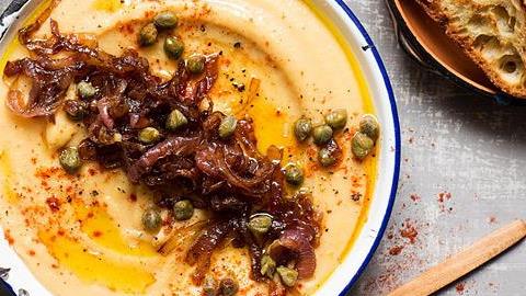 Πώς να φτιάξετε πεντανόστιμη φάβα με καραμελωμένα κρεμμύδια