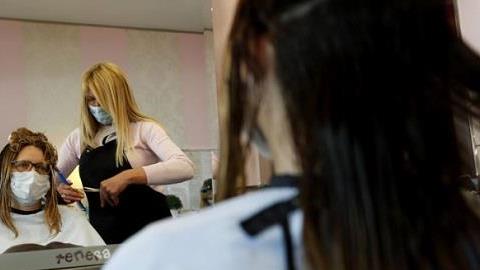 Πού θα είναι υποχρεωτική η μάσκα από αύριο και το πρόστιμο για τους παραβάτες