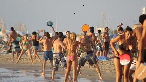 Οι πιο εκνευριστικοί τύποι ανθρώπων που συναντάμε και φέτος στην παραλία!