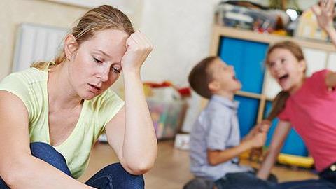 Γονεϊκό burnout: τι μου συμβαίνει και δεν μπορώ να ευχαριστηθώ τα παιδιά μου;