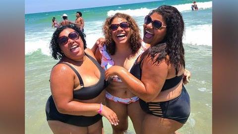 «Φορέστε το μαγιό που σας κάνει να νιώθετε κούκλες ανεξάρτητα από τα κιλά σας!»