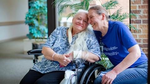 Έσμιξε με την αδερφή της μετά από 53 χρόνια χάρη στον… κορονοϊό