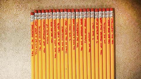 Μαμά γράφει ενθαρρυντικά λόγια στα μολύβια του γιου της για να μην το βάζει κάτω όταν δυσκολεύεται!