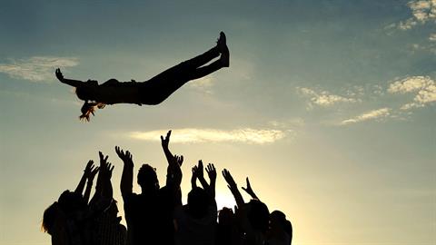 5 κόλπα για να κάνετε τους άλλους να σας συμπαθήσουν αμέσως!