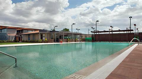 4 απίθανες πισίνες στην Αθήνα για να δροσιστείτε όταν δεν πηγαίνετε στην παραλία