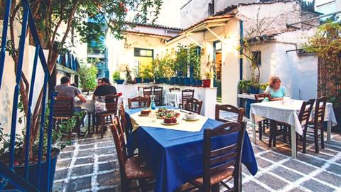 5 ταβέρνες της Αθήνας που μας ταξιδεύουν στα ελληνικά νησιά