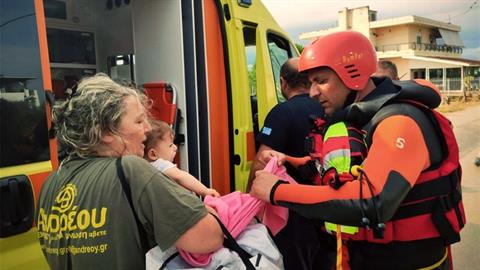 Εύβοια: η συγκινητική στιγμή που διασώστης αφήνει παιδί στην αγκαλιά της γιαγιάς του