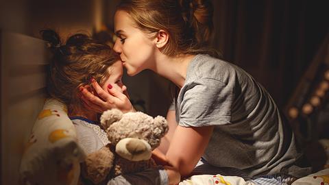 Οι συμβουλές ενός παιδιάτρου για να μάθει το παιδί να κοιμάται στο κρεβάτι του (βήμα-βήμα)