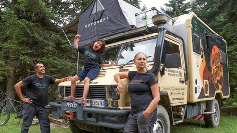 Δυο γονείς απ’ τη Θεσσαλονίκη γυρίζουν τον κόσμο με την 8χρονη κόρη τους 