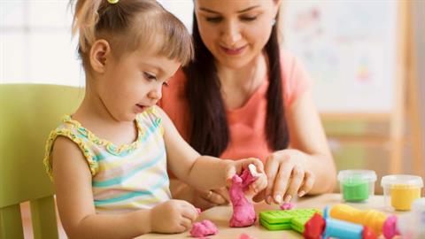 Πώς βοηθάμε ένα νήπιο να αναπτύξει τις κινητικές και γλωσσικές του δεξιότητες