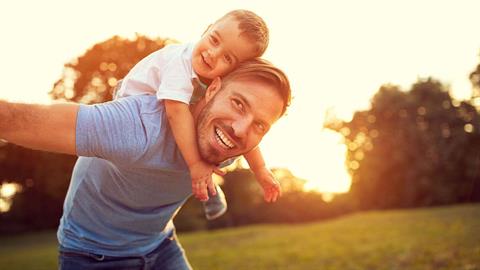 «Το ότι ο άντρας μου ασχολείται με τα παιδιά δεν τον κάνει ξεχωριστό, αλλά πατέρα»