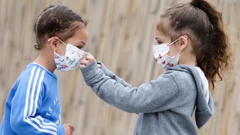 Παιδίατρος: από ποια ηλικία είναι ασφαλές να φοράει μάσκα ένα παιδί