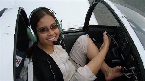 «Δεν μπορείς να το κάνεις, δεν έχεις χέρια» της έλεγαν από παιδί, αλλά εκείνη έγινε πιλότος