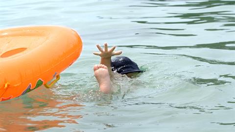 «Χτες στην παραλία το παιδί μου κόντεψε να πνιγεί και δεν ήξερε κανείς από πρώτες βοήθειες»