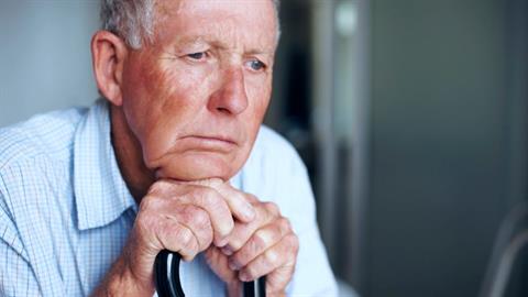 «Με την άνοια, η ζωή αλλάζει, αλλά δεν σταματά»: μια γηροκόμος μιλά για όσους ζουν χωρίς μνήμες