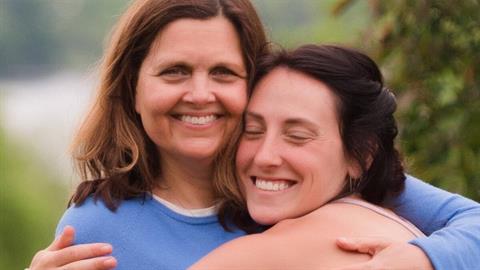 Τα στάδια που περνά η σχέση «μάνας - κόρης» και πώς τελικά γίνεται μοναδική