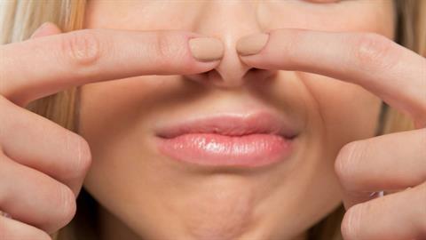 Πώς να καθαρίσετε τα μαύρα στίγματα απ’ το πρόσωπό σας με φυσικό τρόπο