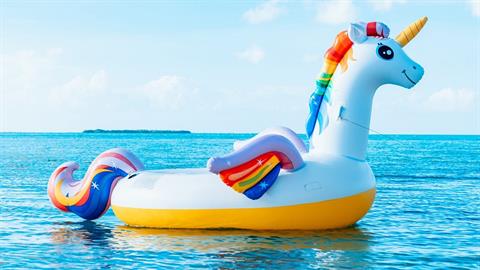 Προς όλους τους «δικαστές» των social media που έκριναν τους γονείς του κοριτσιού με τον μονόκερο