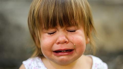 Όταν τα μικρά παιδιά ξεσπούν έντονα, χρειάζονται αγκαλιά και όχι τιμωρία