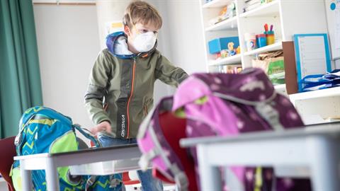 Μόσιαλος: «Μικρότερος αριθμός παιδιών ανά τάξη για να ανοίξουν τα σχολεία»