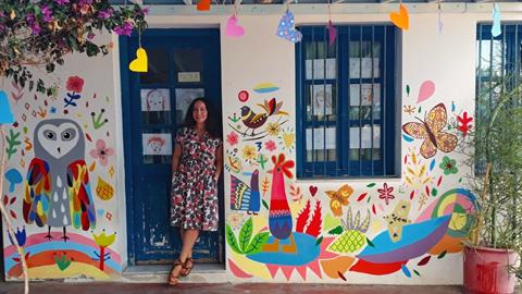 Εικαστικοί διακόσμησαν εθελοντικά την αυλή του Δημοτικού Σχολείου Άνω Σύρου