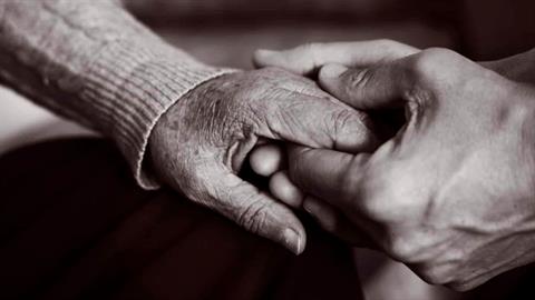 Nεαρός άντρας σώζει 80χρονη από πνιγμό, κι εκείνη τον «έχει σαν παιδί» της