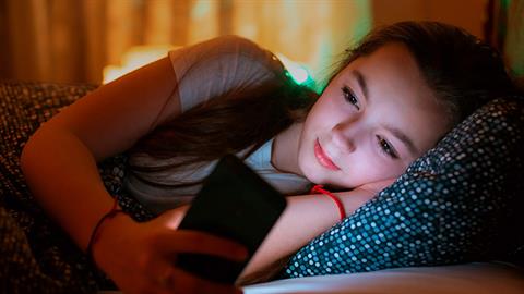 «Με λένε σπαστική αλλά δεν θέλω τα παιδιά μου να έχουν κινητό απ’ το δημοτικό»