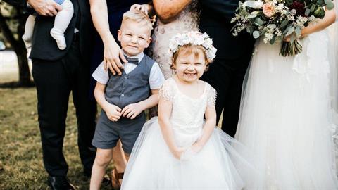 Παιδαγωγός του Χαμόγελου του Παιδιού έκανε παρανυφάκια στο γάμο της τα «παιδιά» της