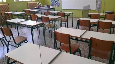 Θεσσαλονίκη: Σύλλογος Γονέων τοποθετεί πλεξιγκλάς στα θρανία των μαθητών