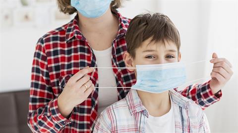 Εισαγγελική έρευνα για τους γονείς που απειλούν εκπαιδευτικούς με εξώδικα για τη μάσκα στα σχολεία