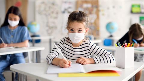 Νέα έρευνα: Τα παιδιά μολύνονται από τον κορονοϊό όπως και οι ενήλικες