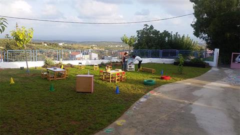 Νηπιαγωγείο στην Κρήτη κάνει μάθημα στην αυλή και τα παιδιά το απολαμβάνουν!