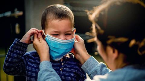 Όταν γυρίζουν απ’ το σχολείο, ας χαρίσουμε στα παιδιά την ανεμελιά που τους στερεί ο κορονοϊός