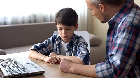 5 συμπεριφορές των μπαμπάδων που πλήττουν την αυτοπεποίθηση των γιων τους