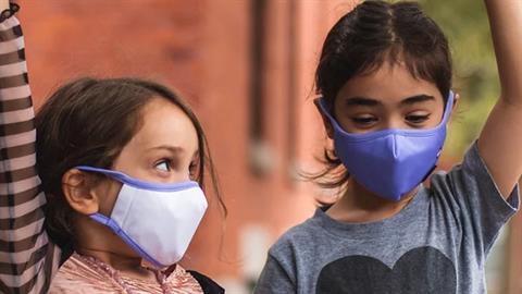 «Υποκλίνομαι στους μικρούς μας τεράστιους ήρωες με τις μάσκες»