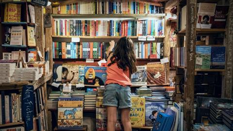 «Στο μικρό βιβλιοπωλείο του χωριού μου, βρήκα κάποτε όλα όσα ψάχνει ένα παιδί…» 