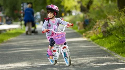 Τέλος οι βόλτες με πατίνι ή ποδήλατο χωρίς συνοδό για παιδιά κάτω των 12 ετών