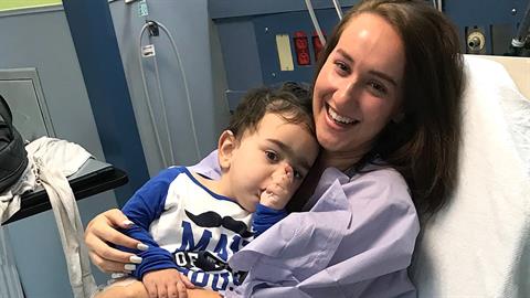 21χρονη δωρίζει το νεφρό της σε αγοράκι 2 χρονών και του σώζει τη ζωή!