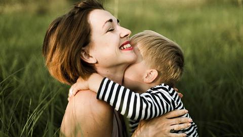 «Μεγάλη αξία η αγκαλιά της μάνας»: 15 φωτογραφίες μαμάδων από κάθε γωνιά της γης